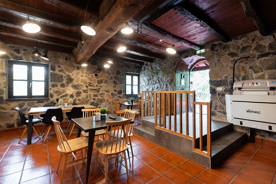 Plataforma elevadora para silla de ruedas en las escaleras del comedor comn de la casa rural Artola