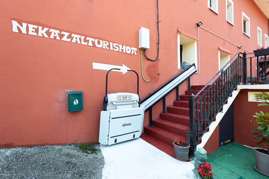 Vue de l?entre de la maison rurale Artola avec une plateforme accessible pour fauteuils roulants