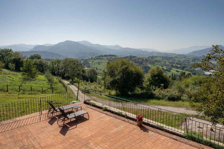 Vues depuis la terrasse du premier tage de l'Agrotourisme Artola