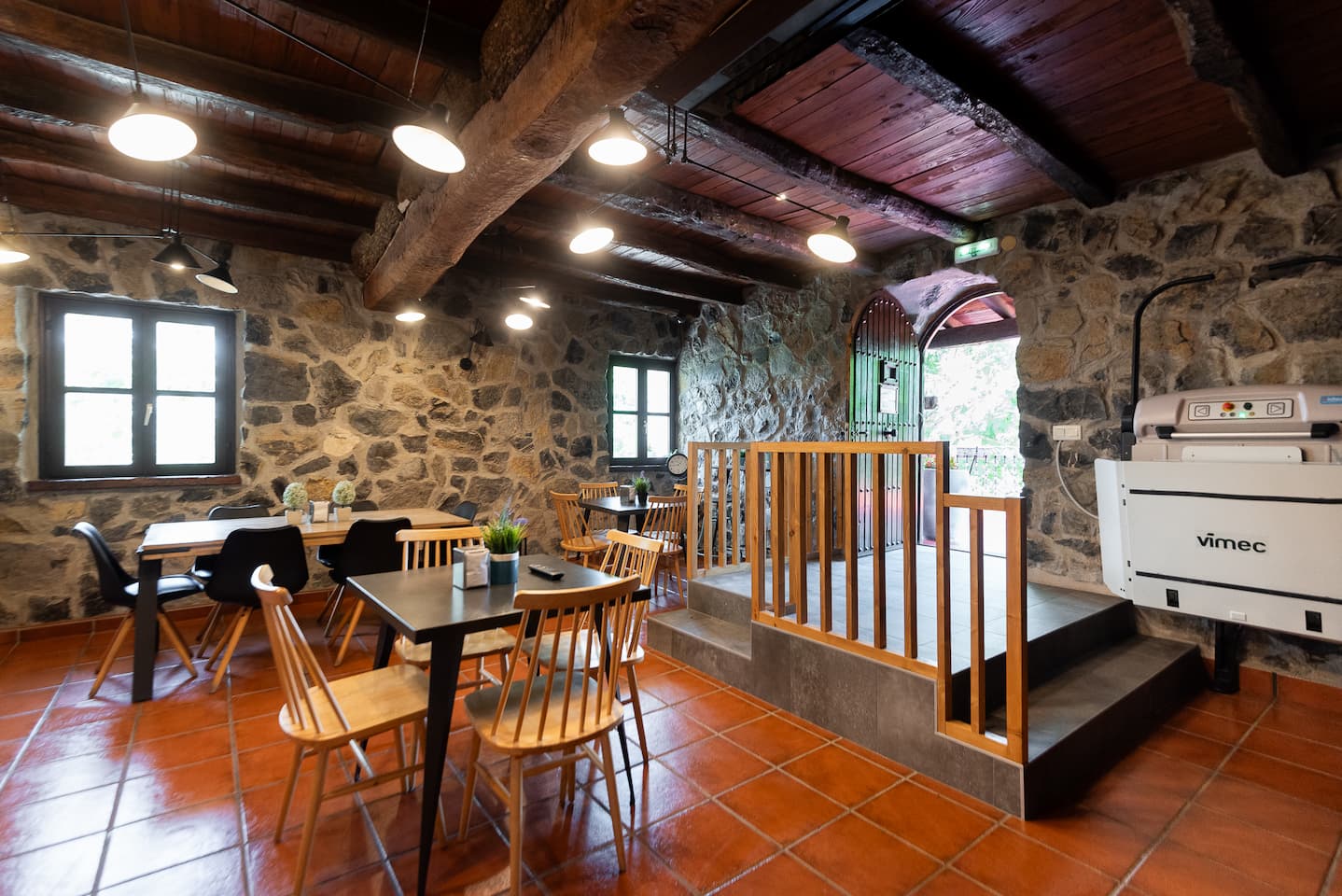 Plataforma elevadora para silla de ruedas en las escaleras del comedor comn de la casa rural Artola