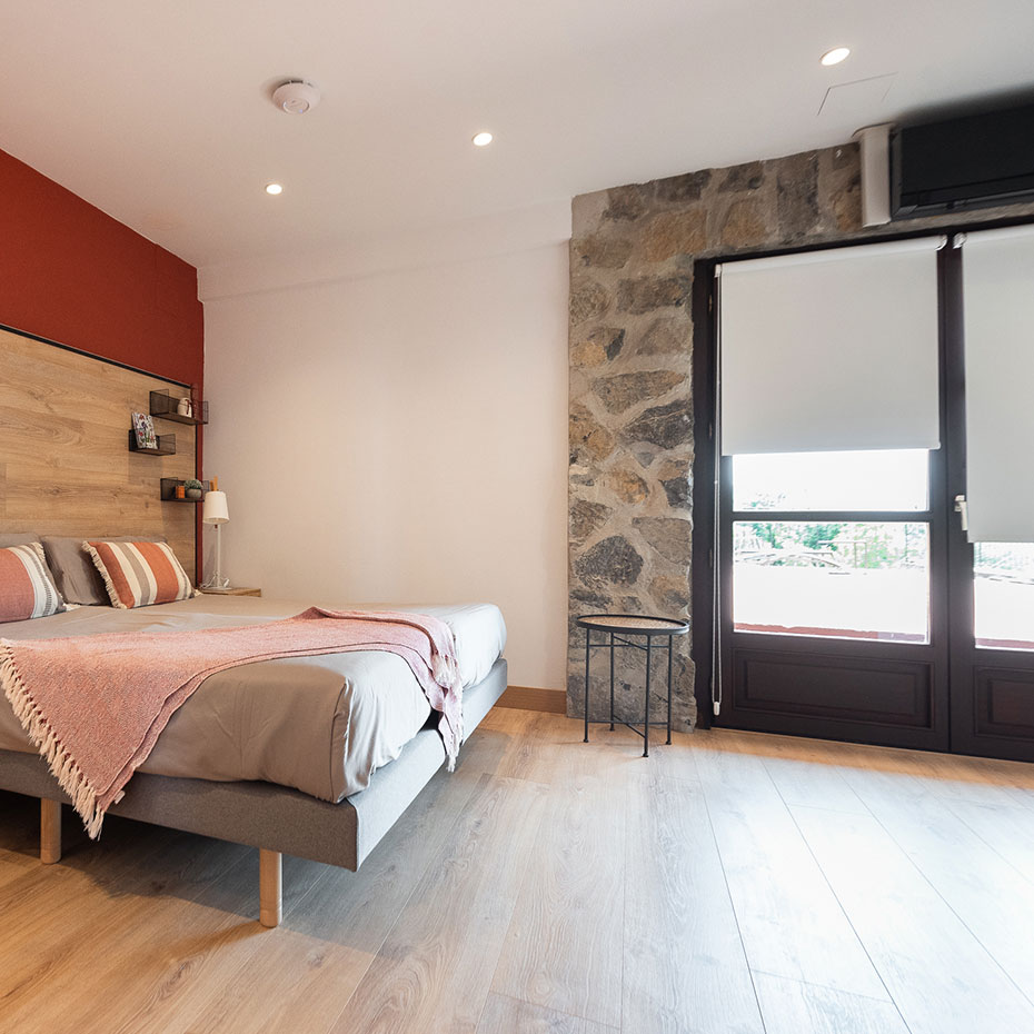 Details of Room 3 double with extra bed at Artola rural accommodation