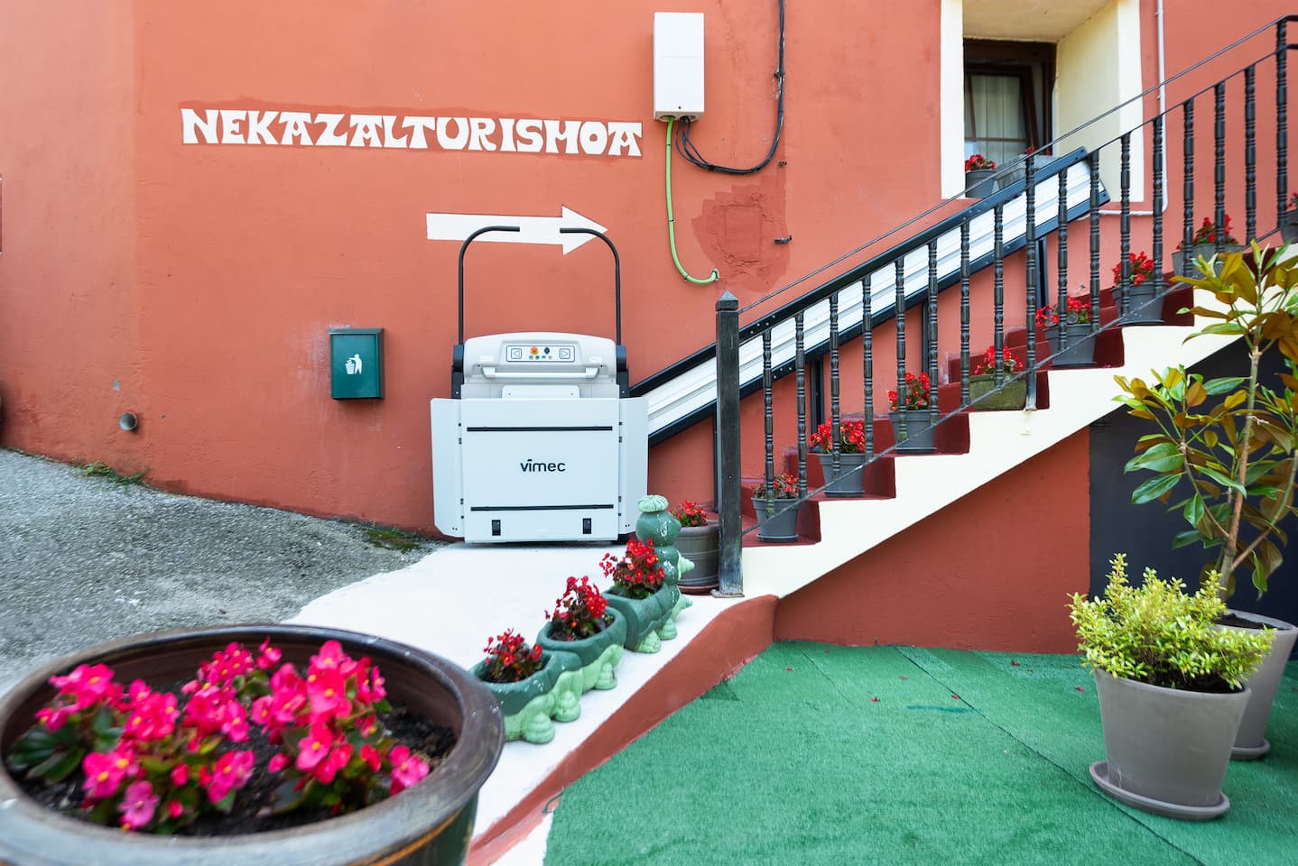 Entrance of the rural house Artola with platform adapted for wheelchair