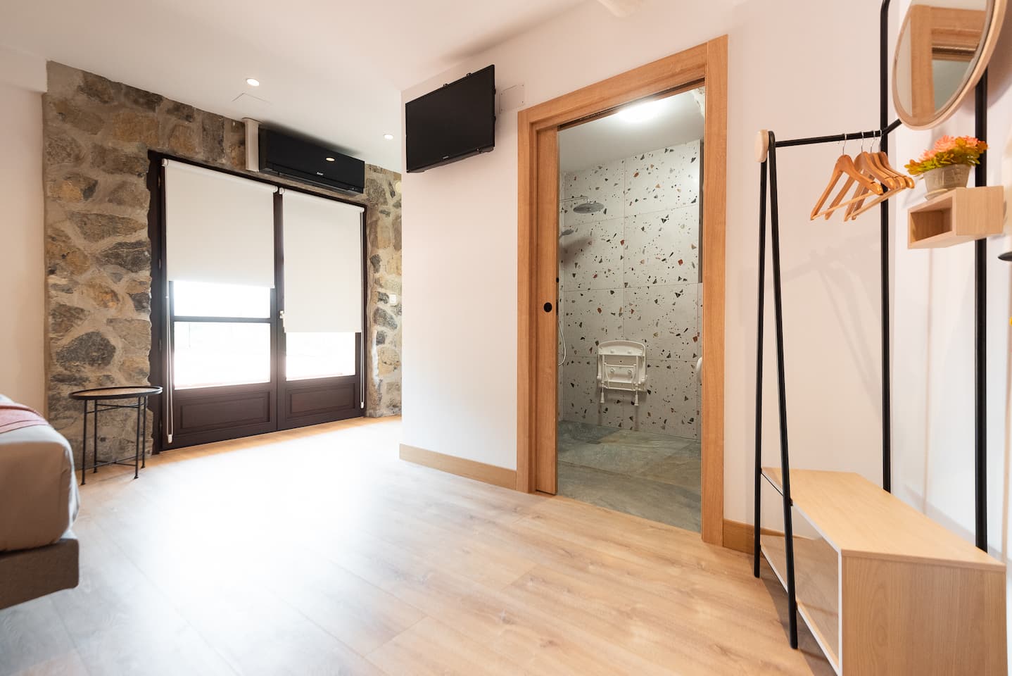 Chambre adapte avec entre de salle de bain accessible dans la maison rurale Artola