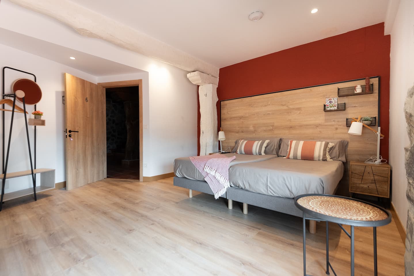 Chambre adapte avec deux lits dans la maison rurale Artola, accessible pour fauteuil roulant