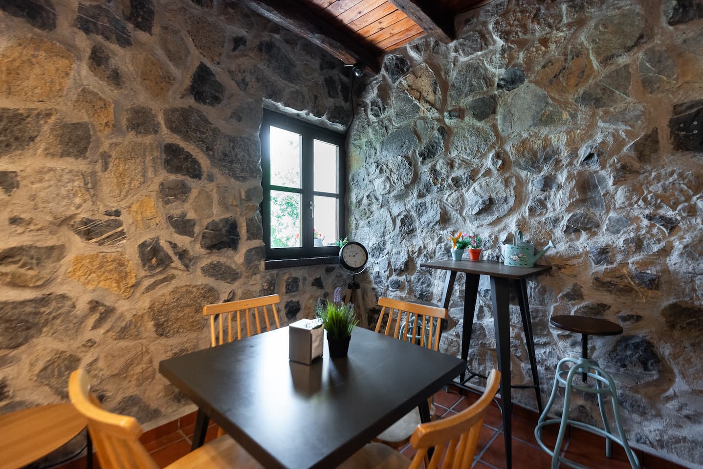 Dining table in the common room with views of the surroundings in the rural house Artola