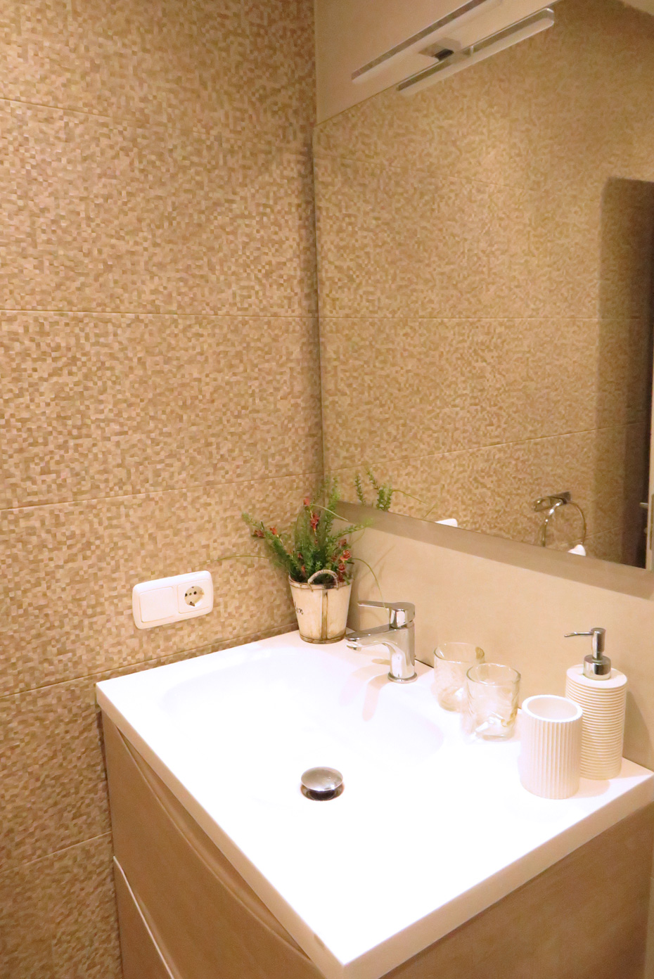 Bathroom of Room 4 double at Artola rural accommodation