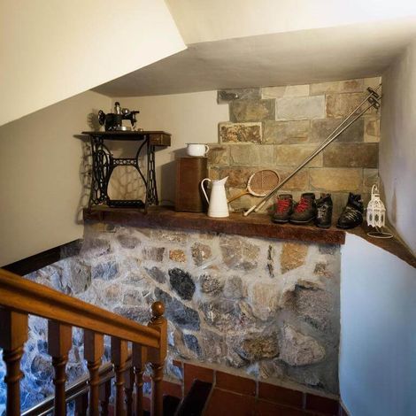 Image des détails de la décoration lors de la montée de l'escalier de la Casa Rural Artola